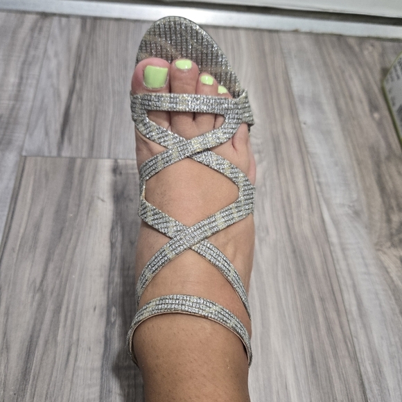Kelly & Katie Silver Strappy Heels Sz 8 - Picture 5 of 12